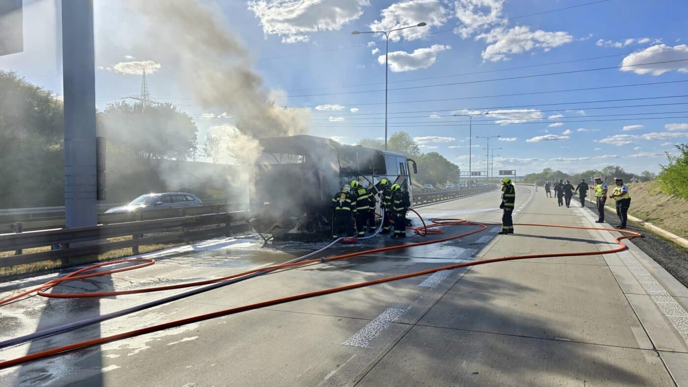 Požár autobusu na Pražském okruhu. Foto: HZS