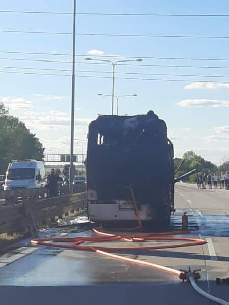 Požár autobusu na Pražském okruhu. Foto: HZS