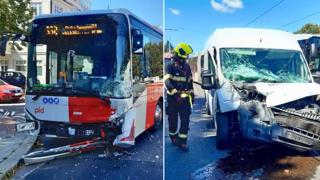 Nehoda dodávky a autobusu v Praze. Foto: HZS
