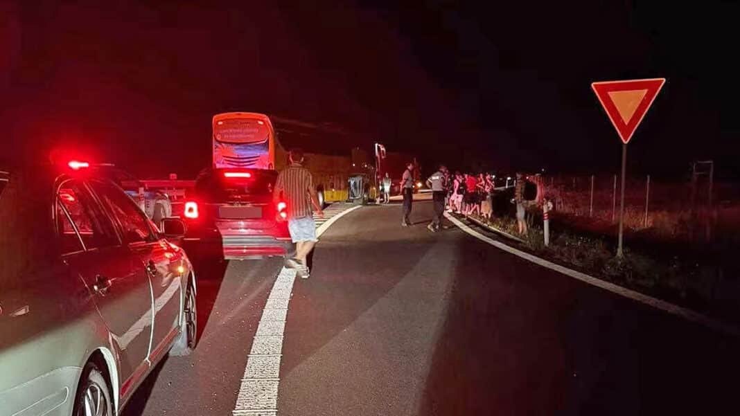 Cestující byli rádi, že jsou venku z autobusu. Foto: cestující