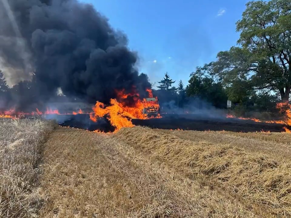 FOTO: Požár nákladního vozu na poli u Čestlic. Foto: HZS