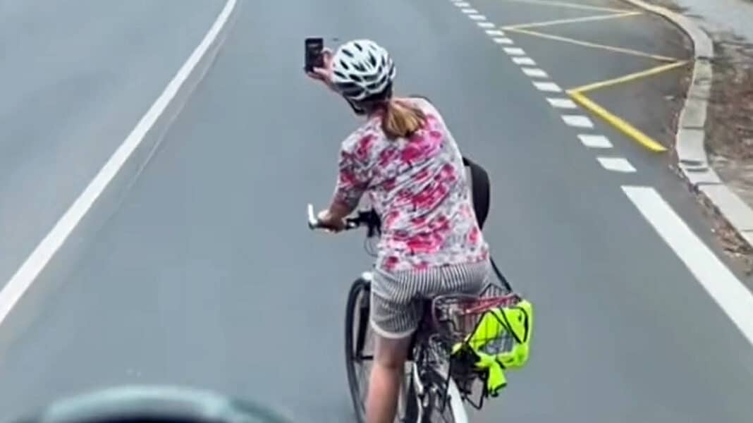 VIDEO: Cyklistka blokuje řidiče kamionu v Kolíně.