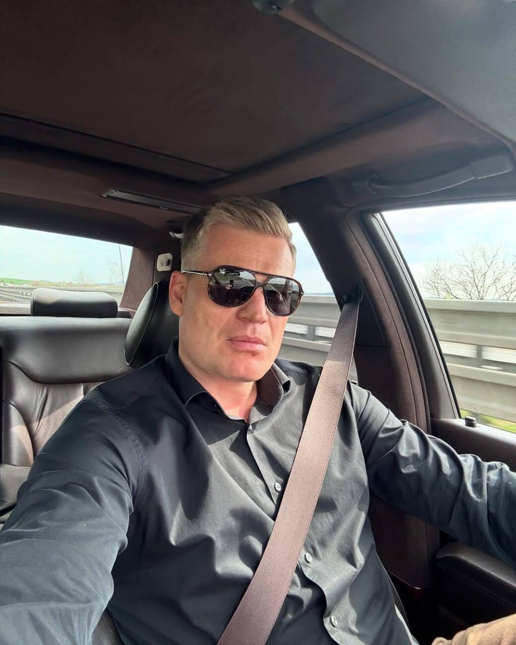 Europoslanec Filip Turek se fotil při řízení. Foto: IG