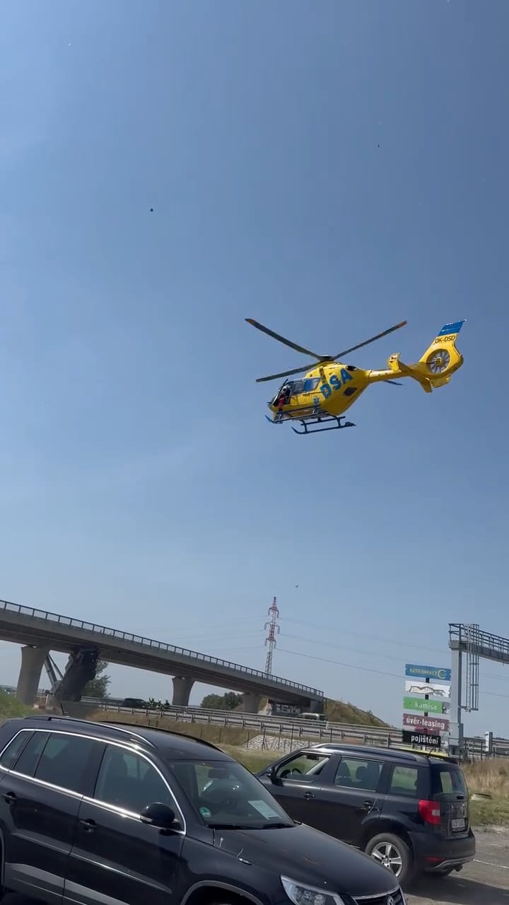 VIDEO: K nehodě jeřábu na D3 letěl vrtulník. Video: Jiří Nováček