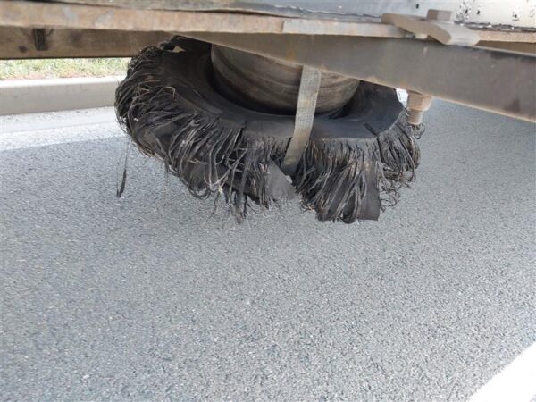 Kamion bez kola kličkoval po dálnici D2. Foto: PČR