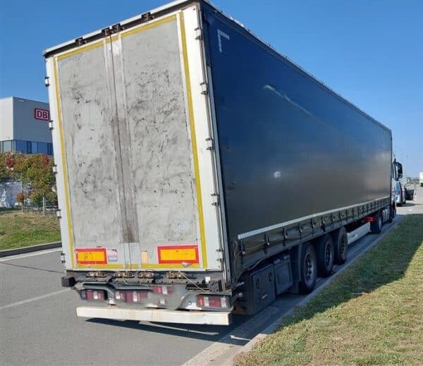 Kamion bez kola kličkoval po dálnici D2. Foto: PČR