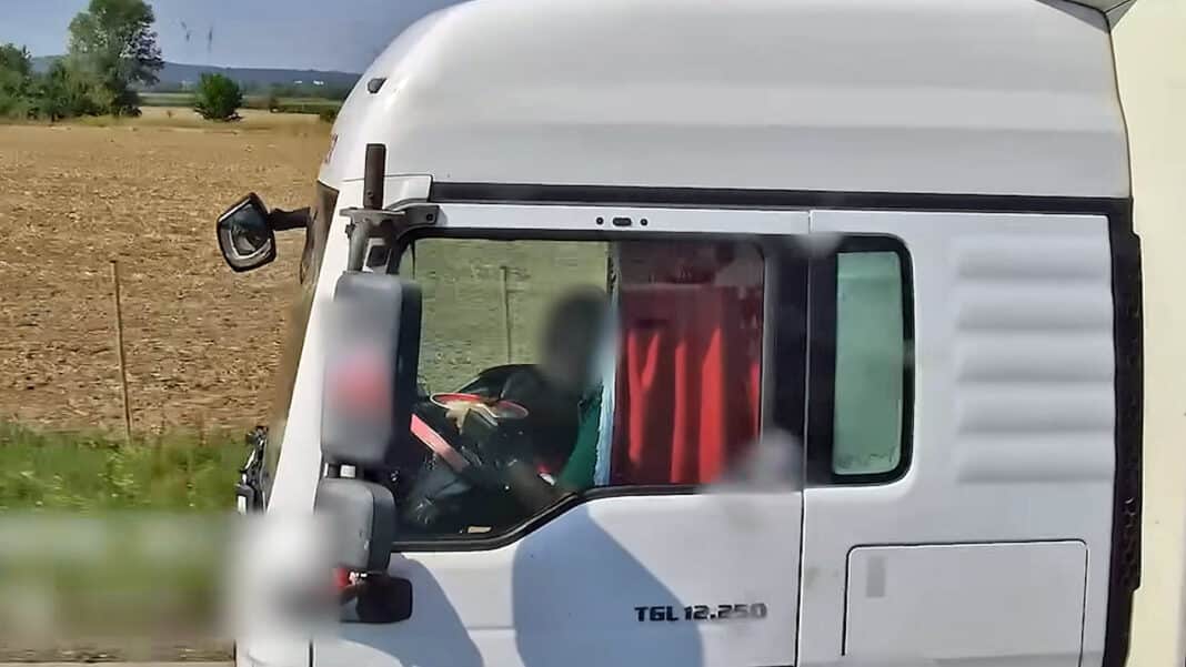 Řidič kamionu si dal za jízdy oběd. Video: PČR