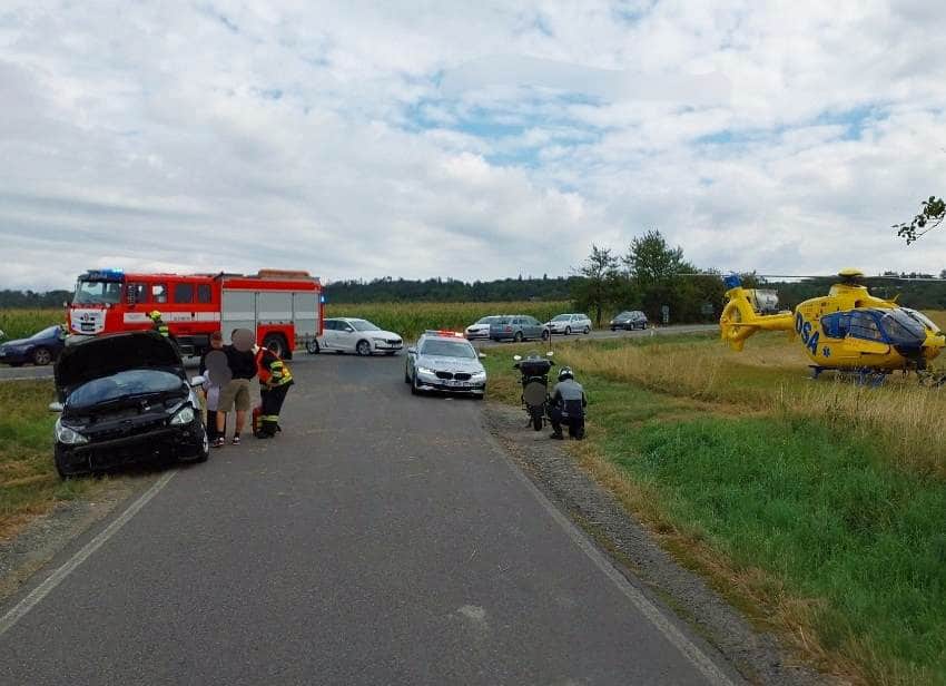 Nehoda auta a motocyklu v Podhořanech. Foto: HZS