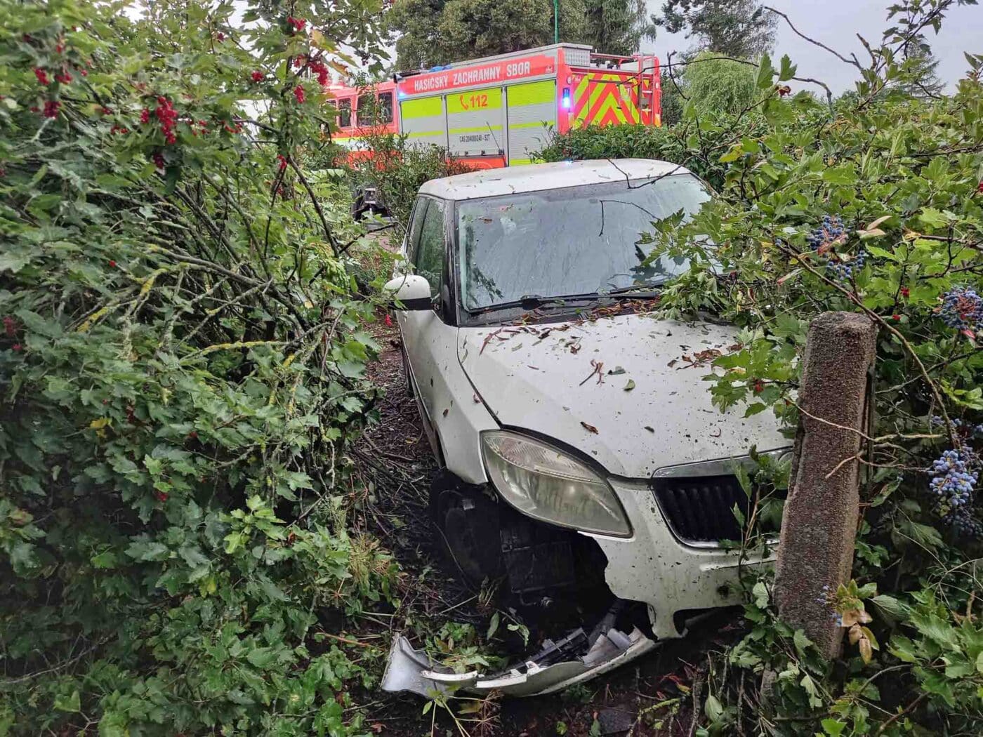 Nehoda v Jičíněvsi, auto narazilo do plotu.