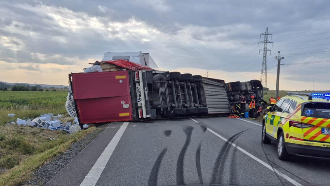 Nehoda kamionů u Hodějic.