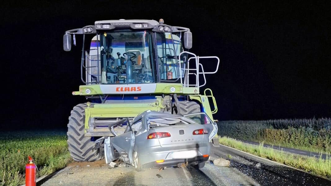 Tragická nehoda auta a kombajnu u Dolní Libiny.