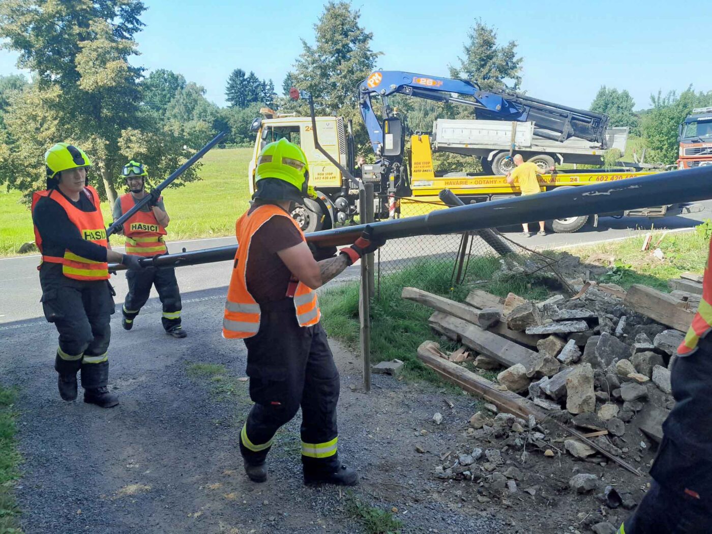 Nehoda auta s přívěsem ve Sloupu v Čechách. Foto: HZS
