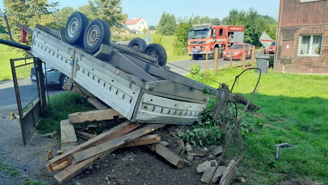 Nehoda auta s přívěsem ve Sloupu v Čechách. Foto: HZS