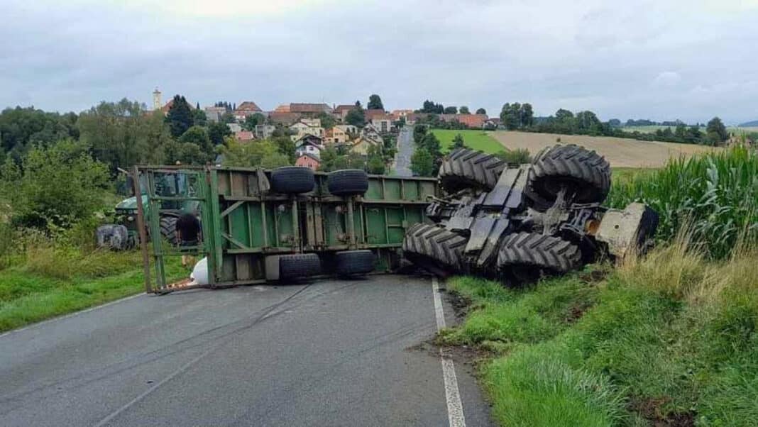 Nehoda traktoru u Plánice. Foto: HZS