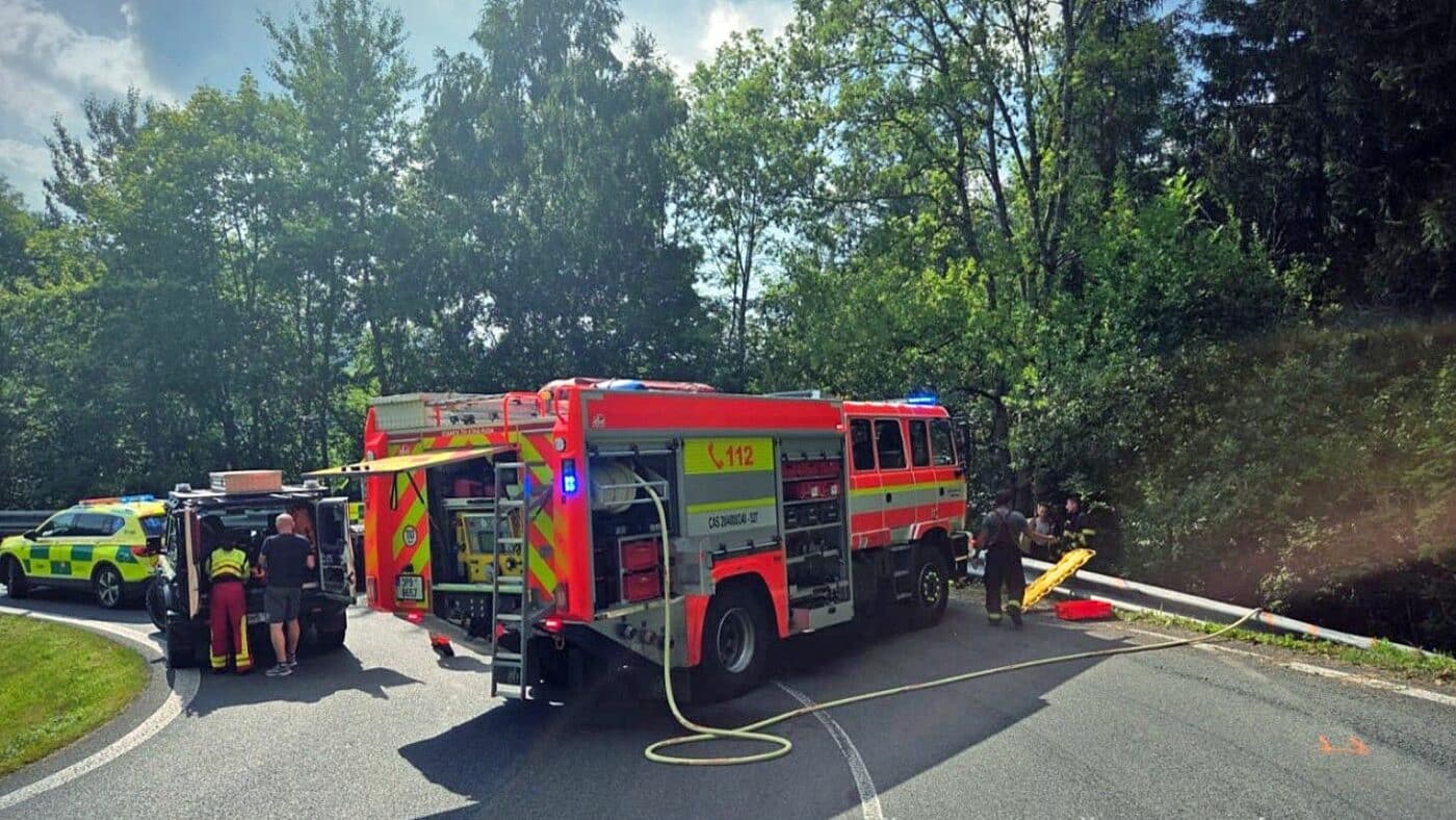 Tragická nehoda u Javorné, Řidič vyletěl ze zatáčky. Foto: HZS