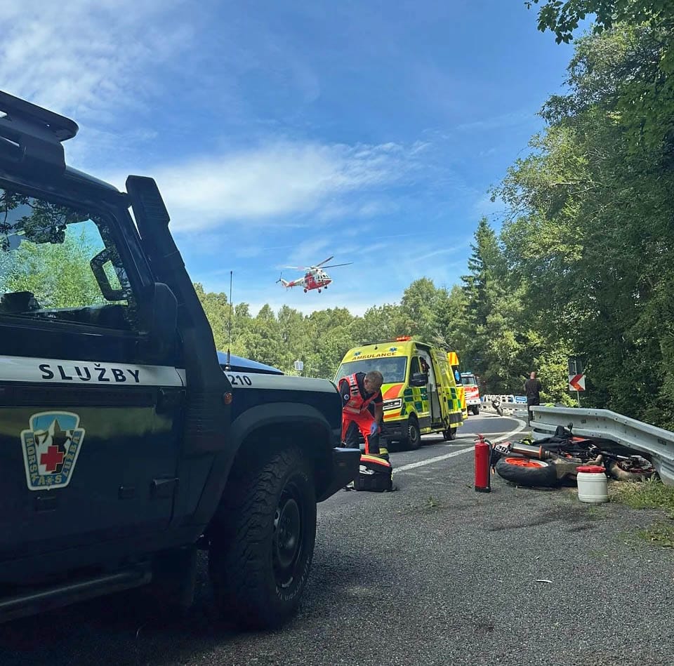Vážná nehoda motorkáře na silnici od Železné rudy. Foto: Horská služba