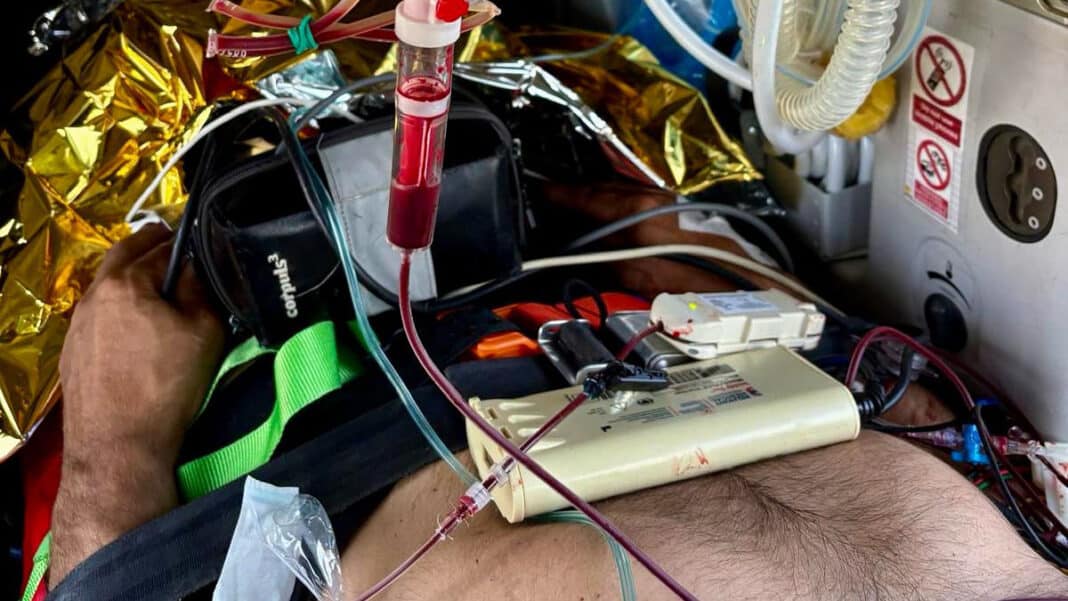 Parašutistovi podali transfuzi a vrtulník ho transportoval do nemocnice. Foto: ZZS