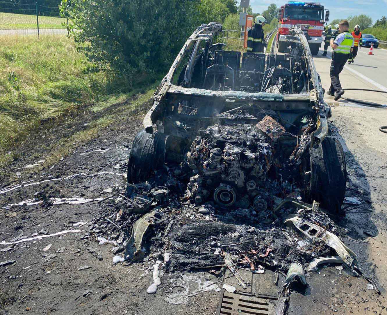 Zbyněk Passer přišel o svou Audi. Shořela na dálnici D11.
