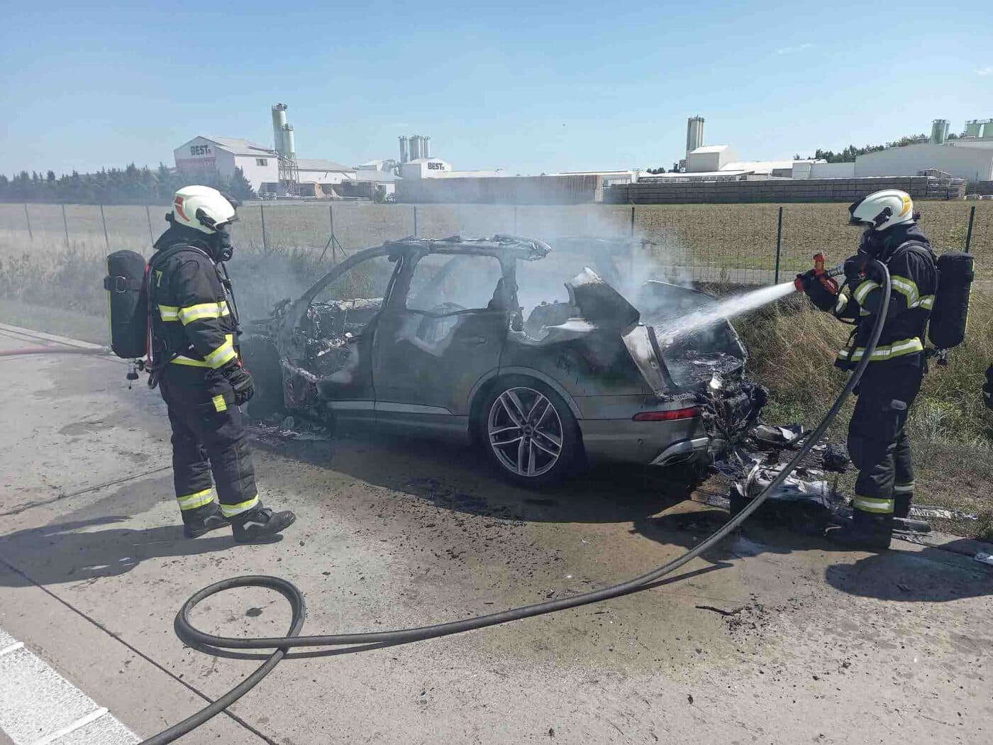 Požár Audi na dálnici D11. Foto: HZS