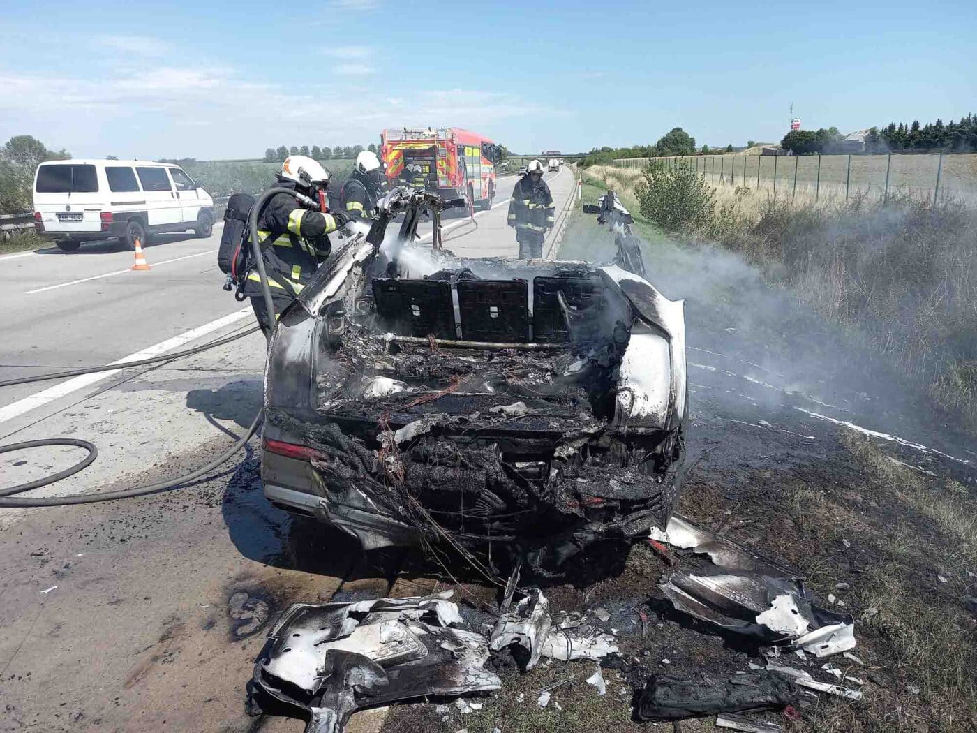 Požár Audi na dálnici D11. Foto: HZS