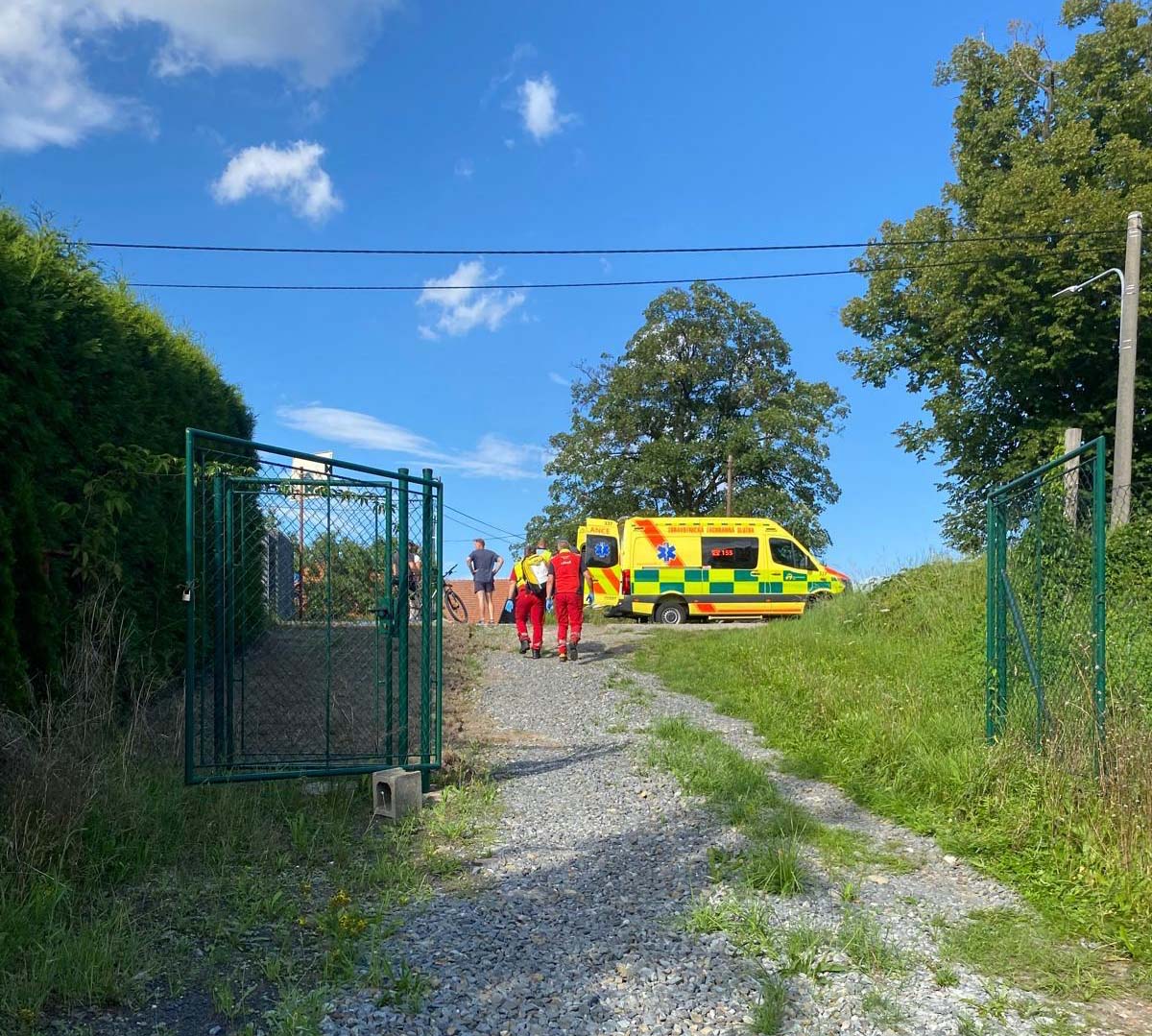 Záchranáři zasahují v Karviné u mužů napadených psem. Foto: ZZS