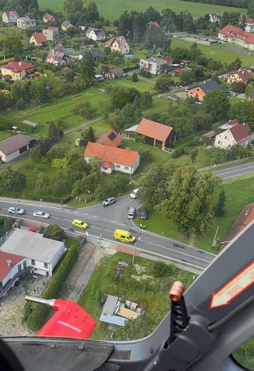 Záchranáři zasahují v Karviné u mužů napadených psem. Foto: ZZS