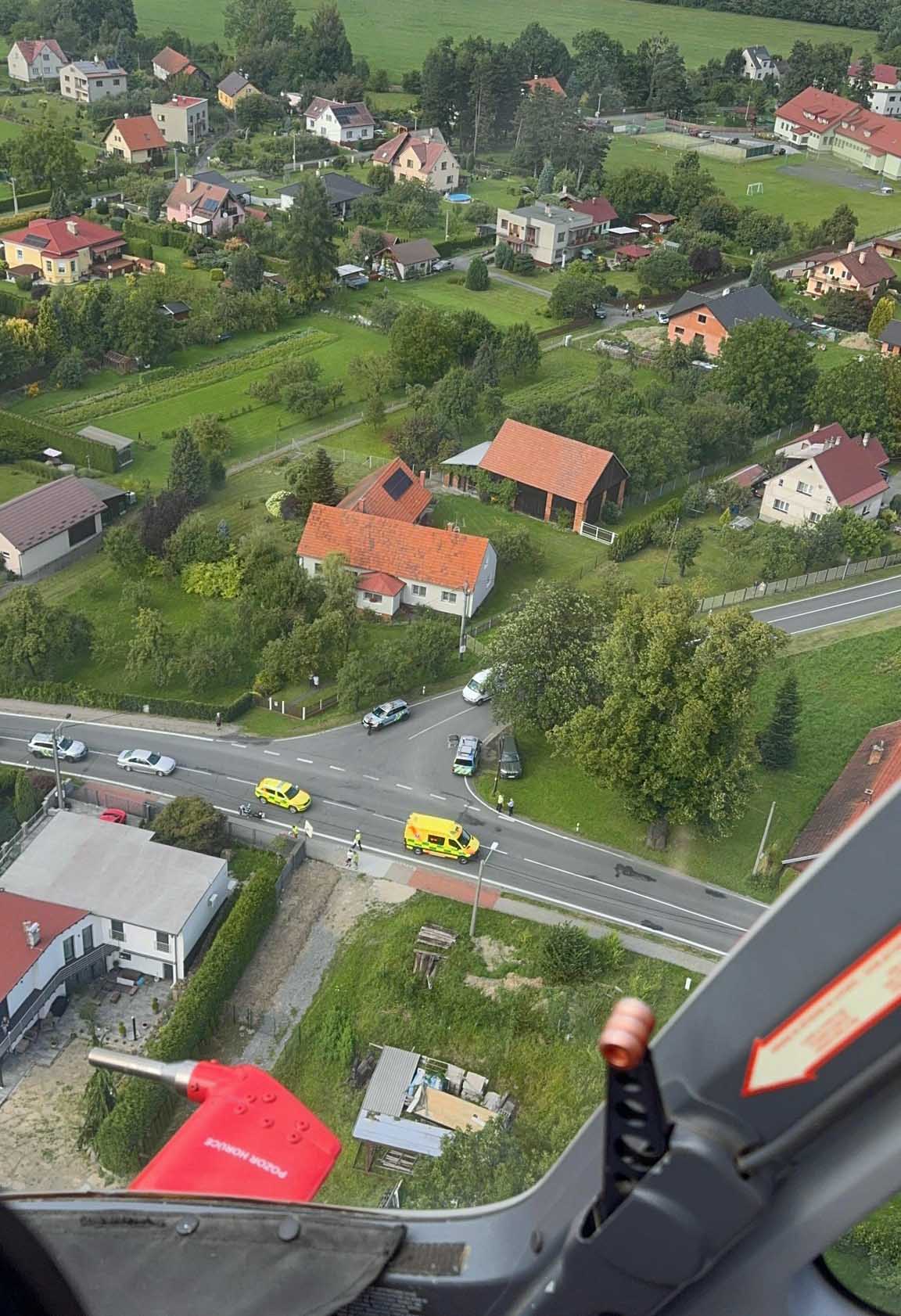 Záchranáři zasahují v Karviné u mužů napadených psem. Foto: ZZS