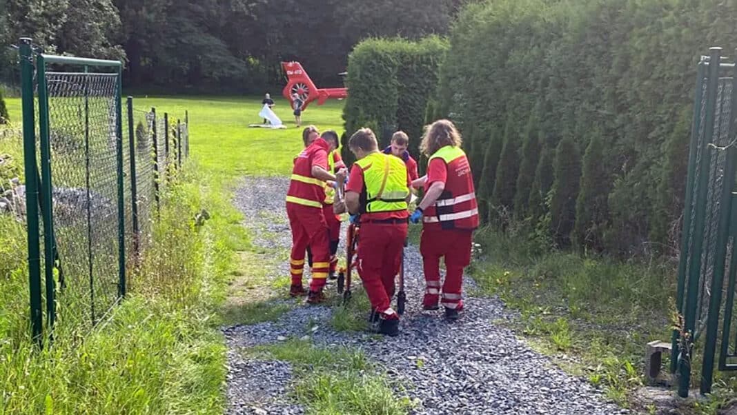 Záchranáři zasahují v Karviné u mužů napadených psem. Foto: ZZS