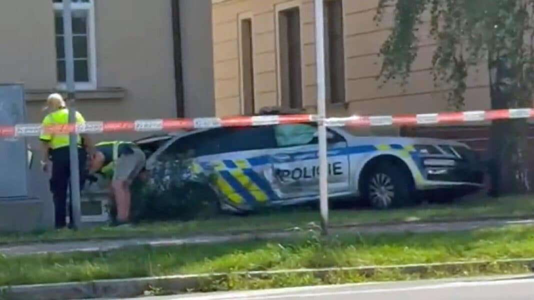 Nehoda policejního vozu v Opavě. Autor: TV Polar, se souhlasem