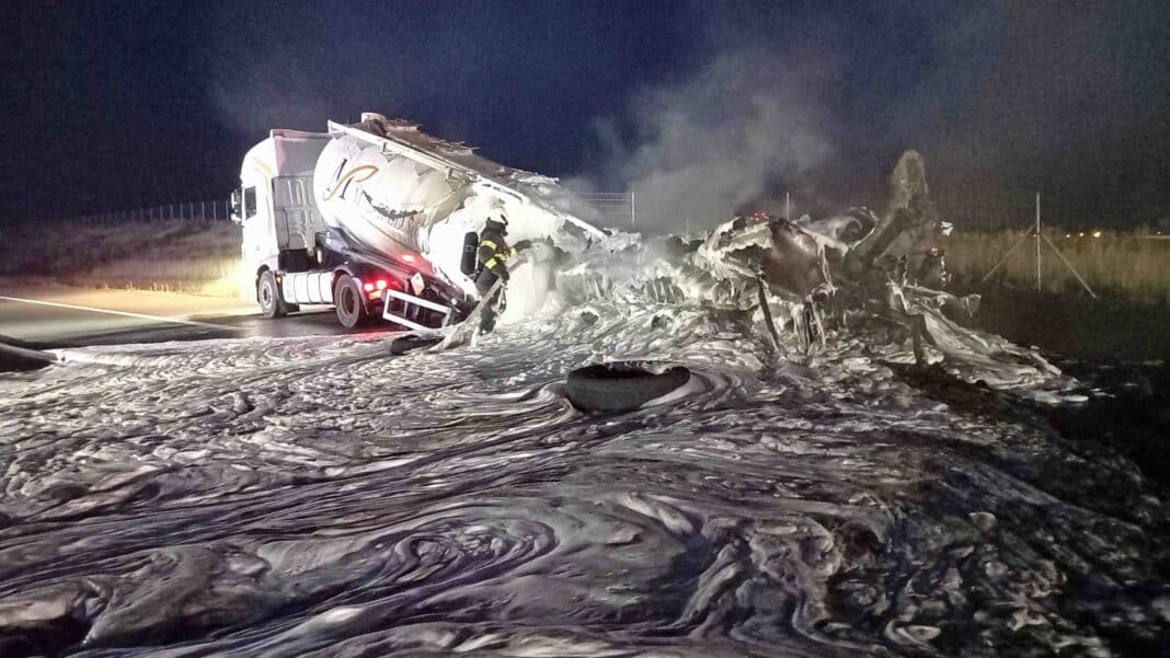 Požár cisterny na dálnici D11.