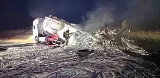 Požár cisterny na dálnici D11.