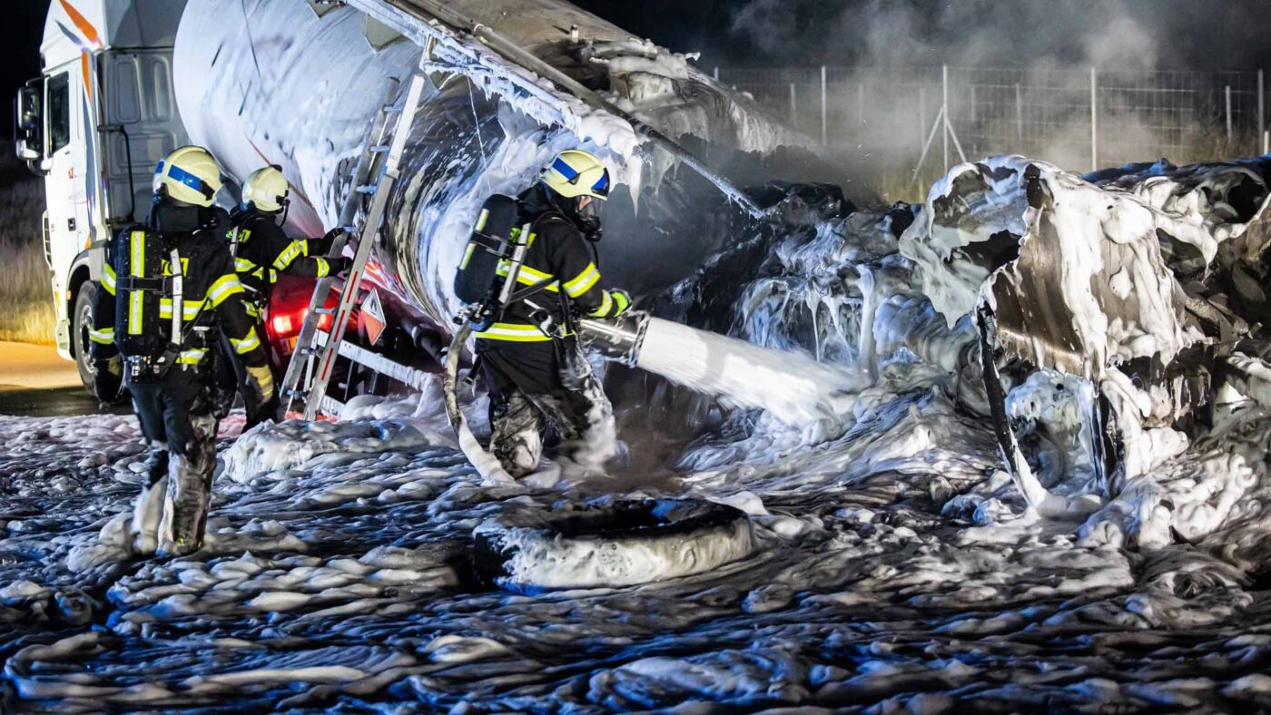 Požár cisterny na dálnici D11. Foto: HZS / Michal Fanta