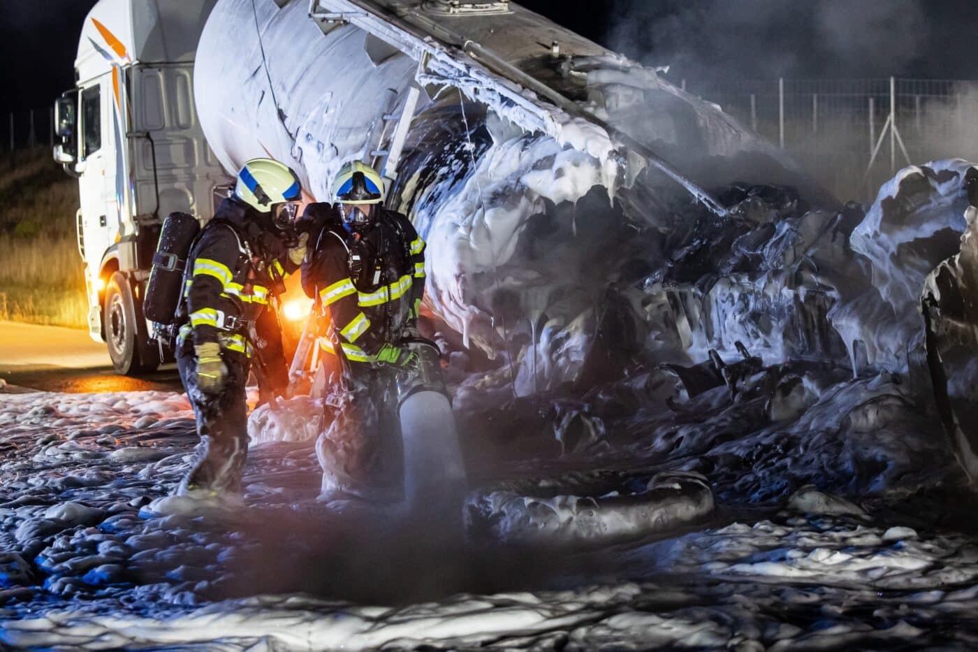 Požár cisterny na dálnici D11. Foto: HZS / Michal Fanta