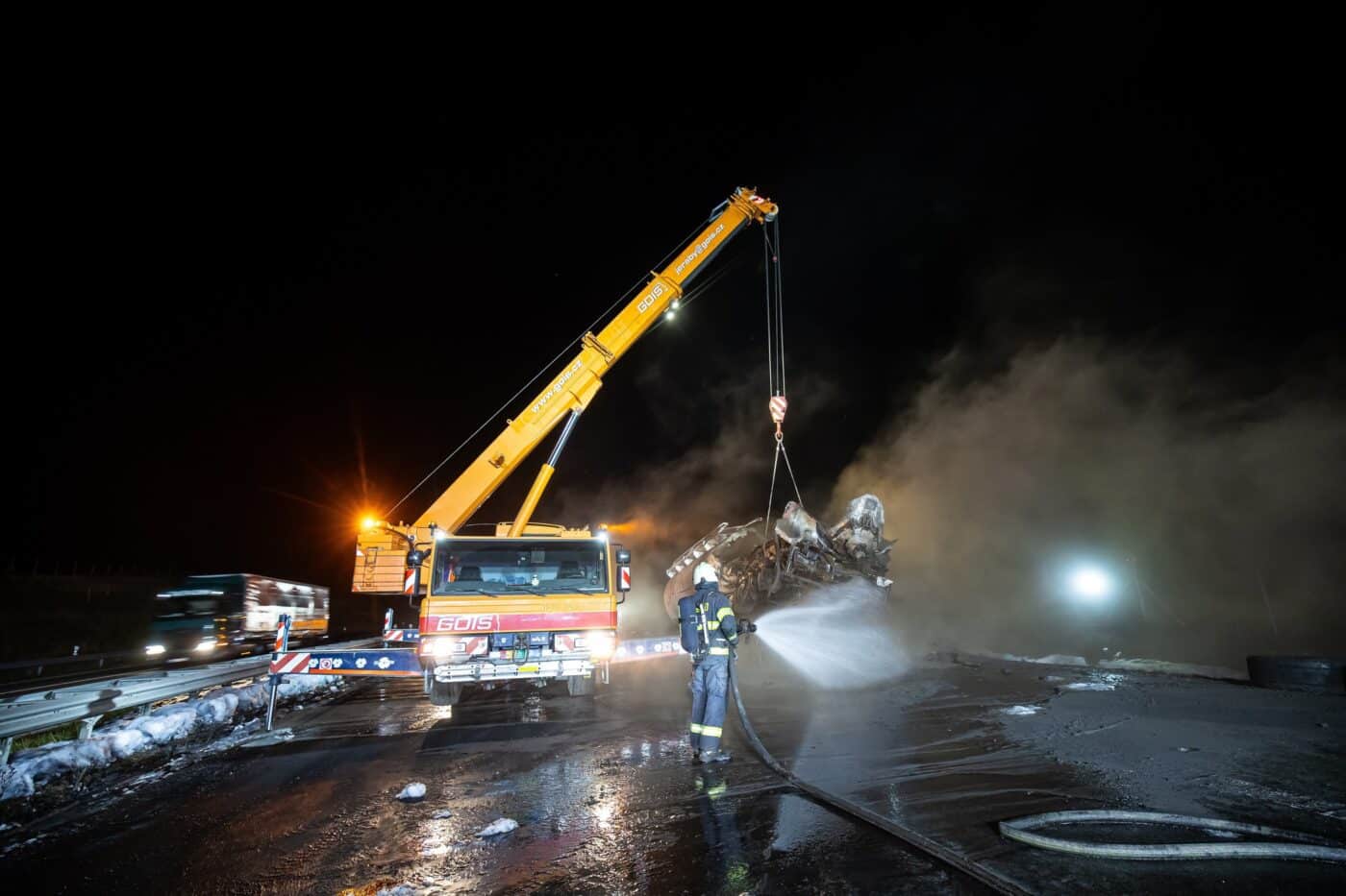 Požár cisterny na dálnici D11. Foto: HZS / Michal Fanta