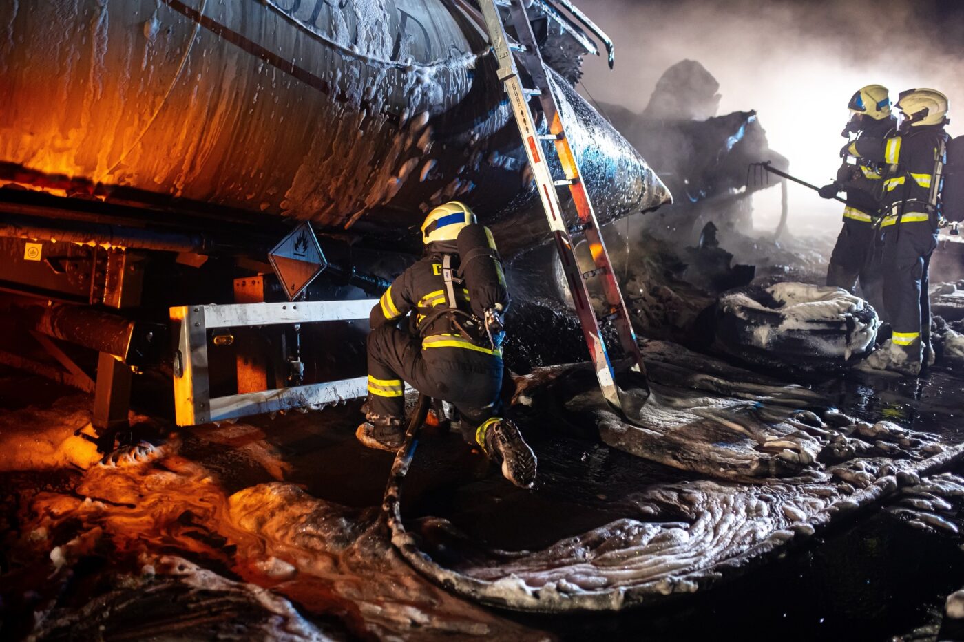 Požár cisterny na dálnici D11. Foto: HZS / Michal Fanta