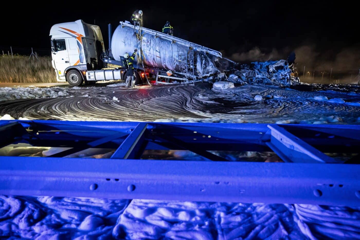 Požár cisterny na dálnici D11. Foto: HZS / Michal Fanta