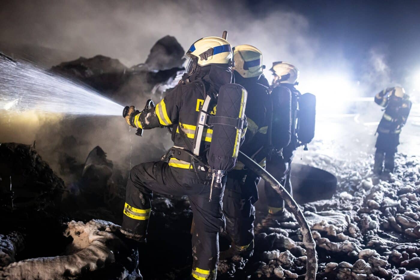 Požár cisterny na dálnici D11. Foto: HZS / Michal Fanta