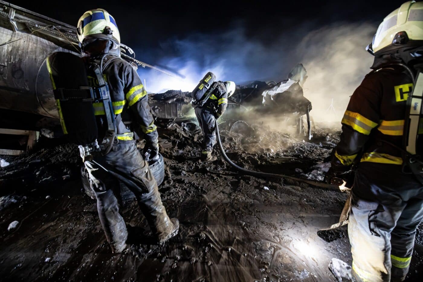 Požár cisterny na dálnici D11. Foto: HZS / Michal Fanta