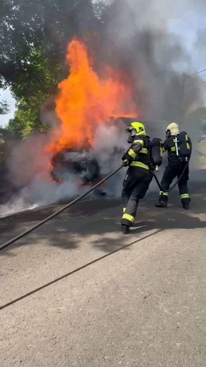 VIDEO: Požár dodávky v Malšovicích. Video: ZZS