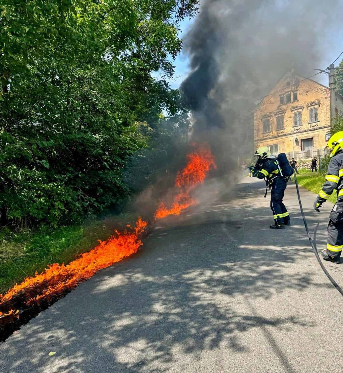 Požár dodávky v Malšovicích - Javorech. Foto: HZS