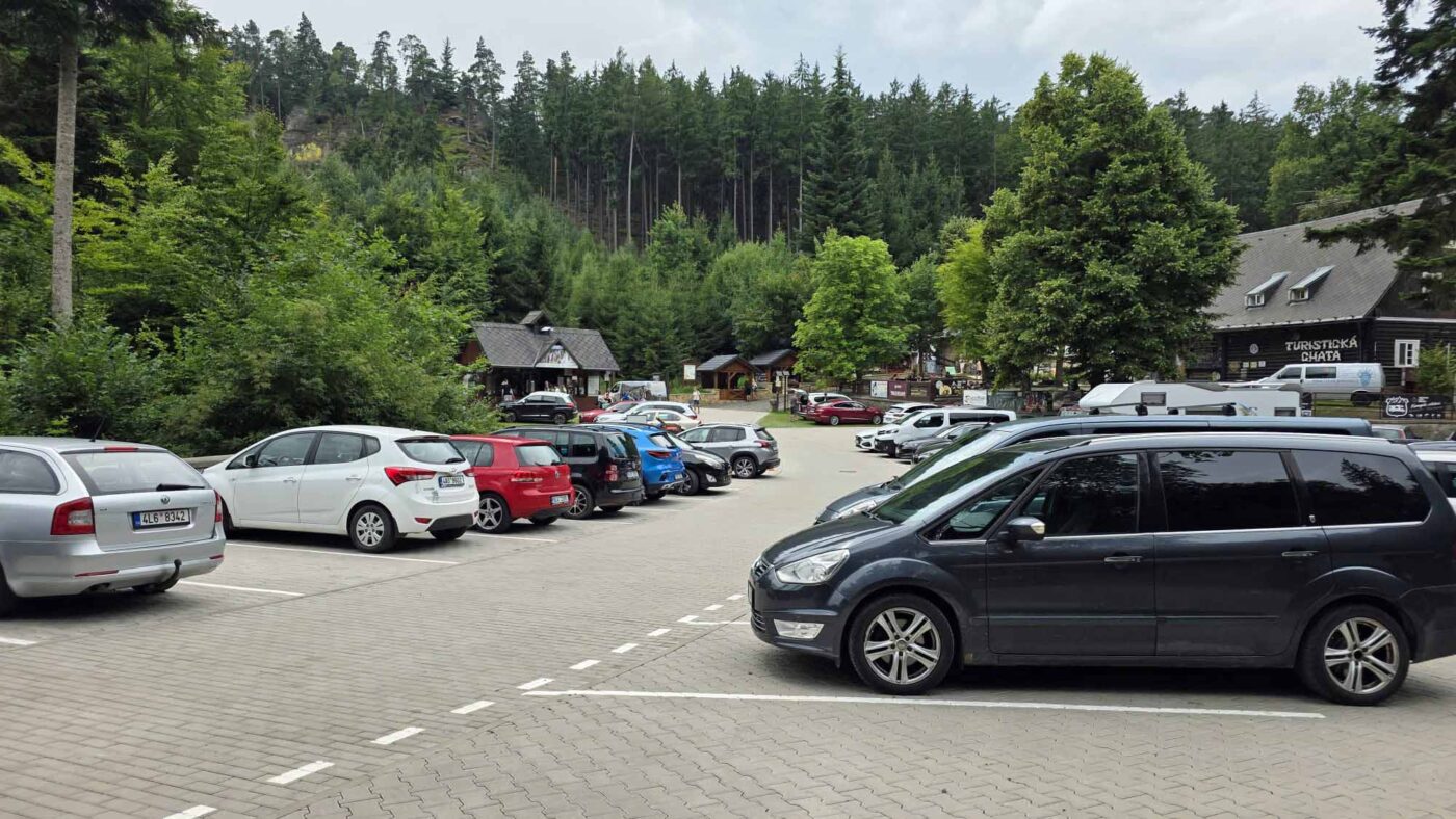 Parkoviště u Prachovských skal. Foto: ČRzprávy
