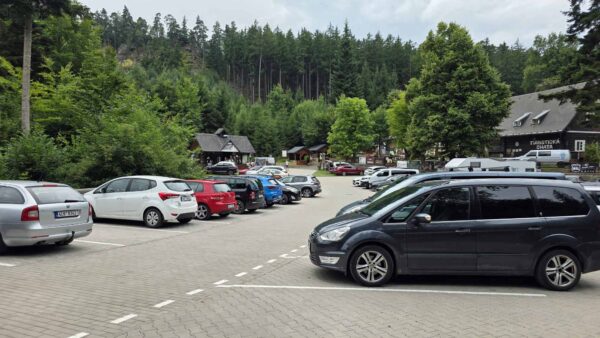 Parkoviště u Prachovských skal. Foto: ČRzprávy