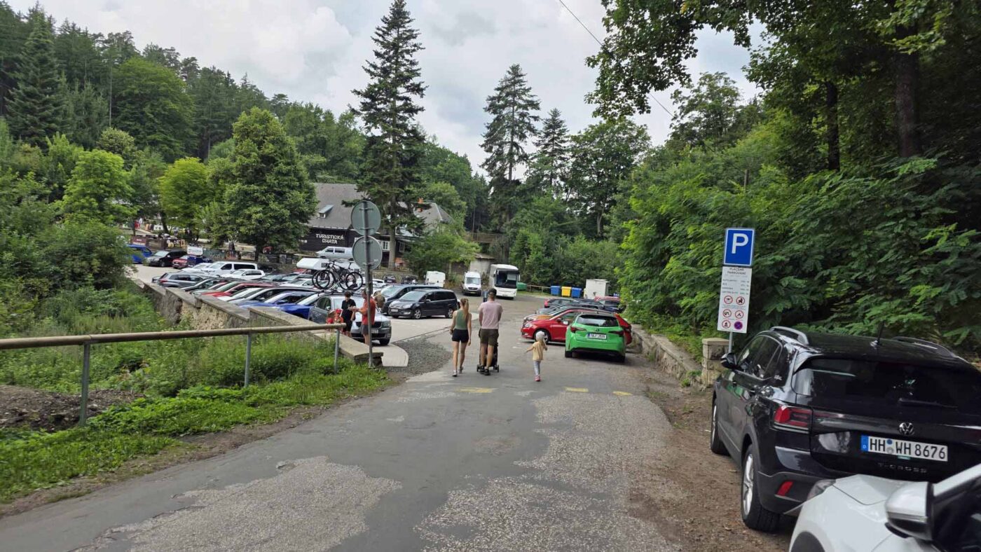 Parkoviště u Prachovských skal je obvykle plné. Foto: ČRzprávy