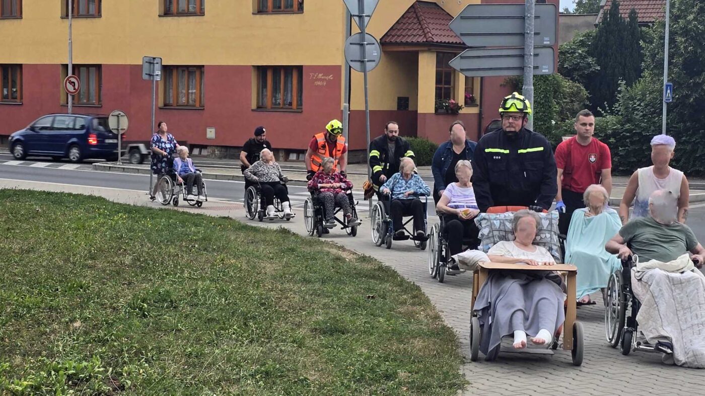 Z domova v Čáslavi museli evakuovat seniory.