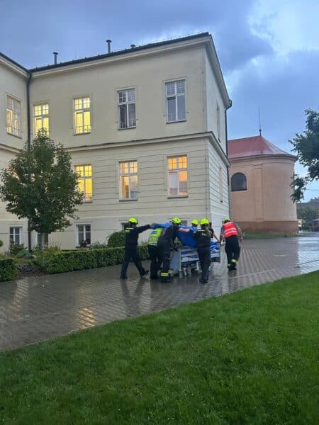 Z domova v Čáslavi museli evakuovat seniory.