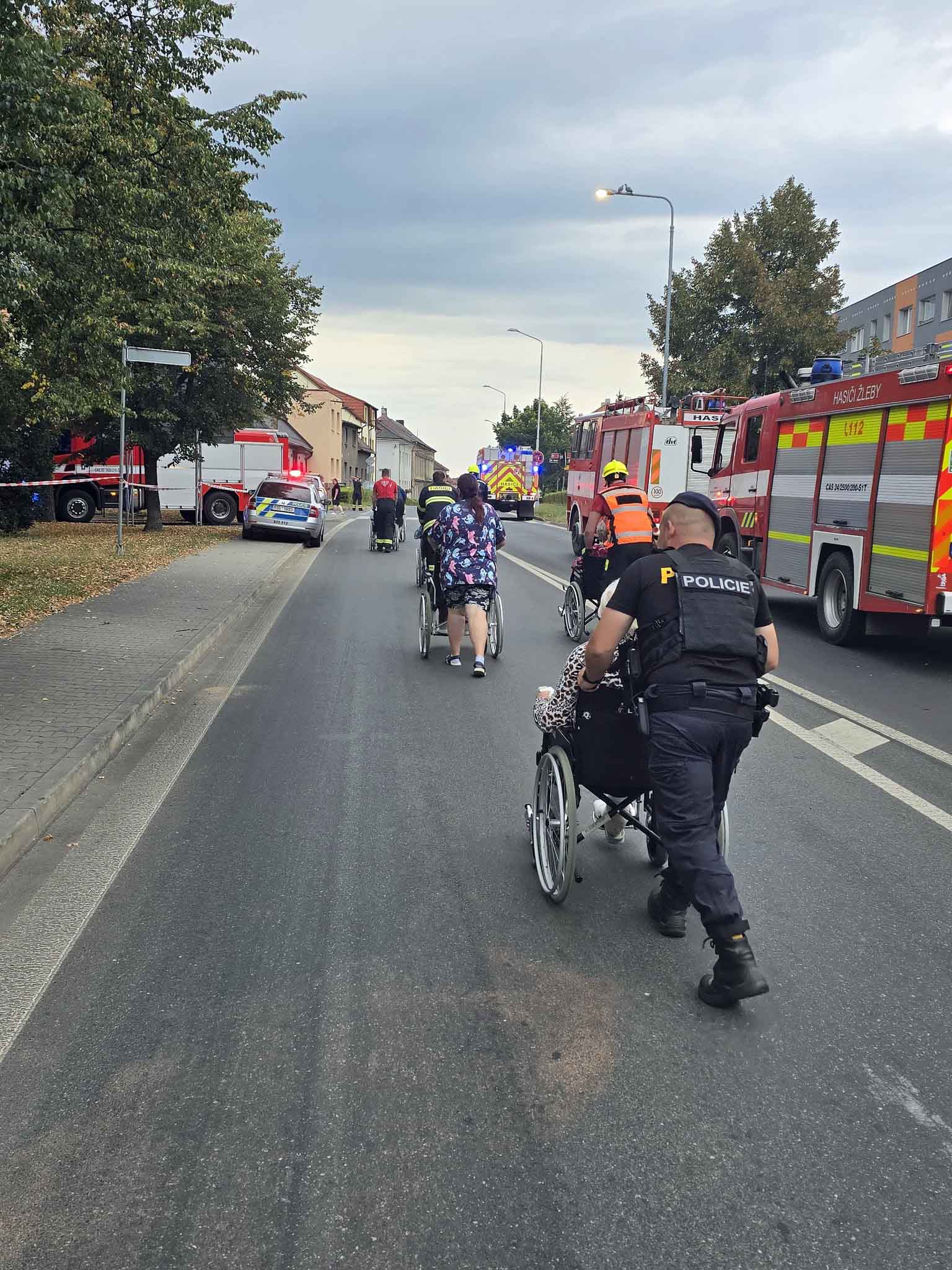 Z domova v Čáslavi museli evakuovat seniory.