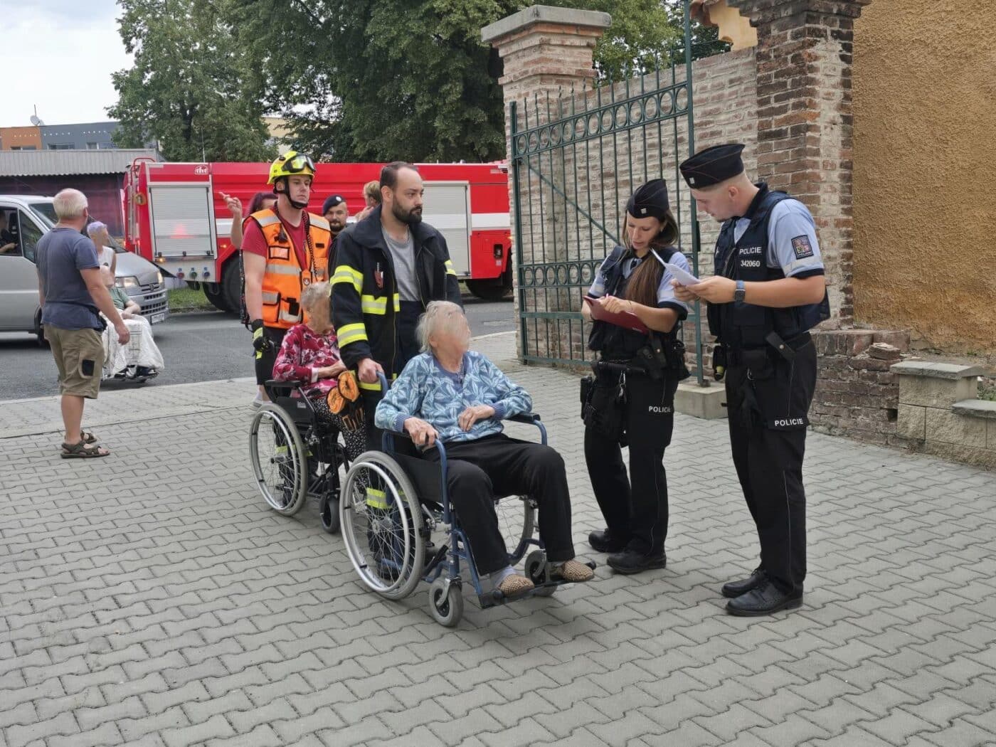 Z domova v Čáslavi museli evakuovat seniory.