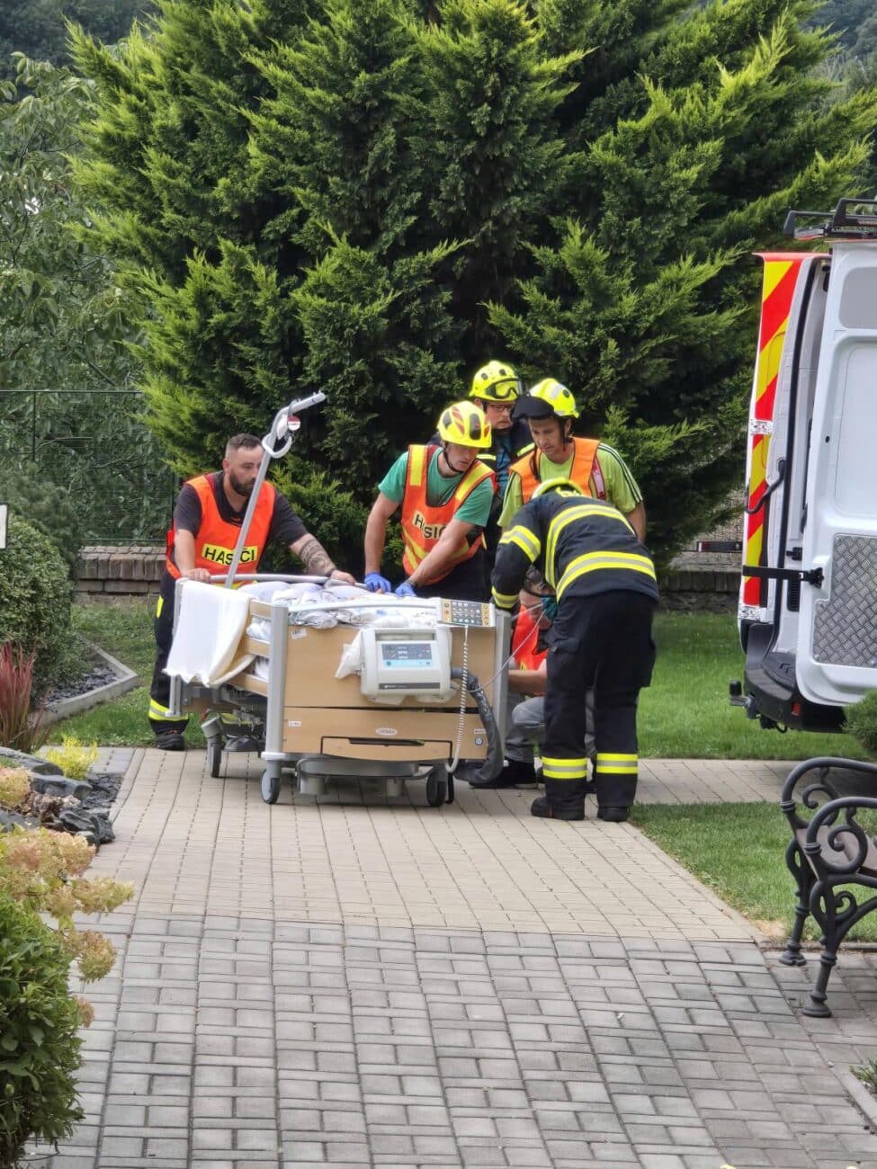 Z domova v Čáslavi museli evakuovat seniory.