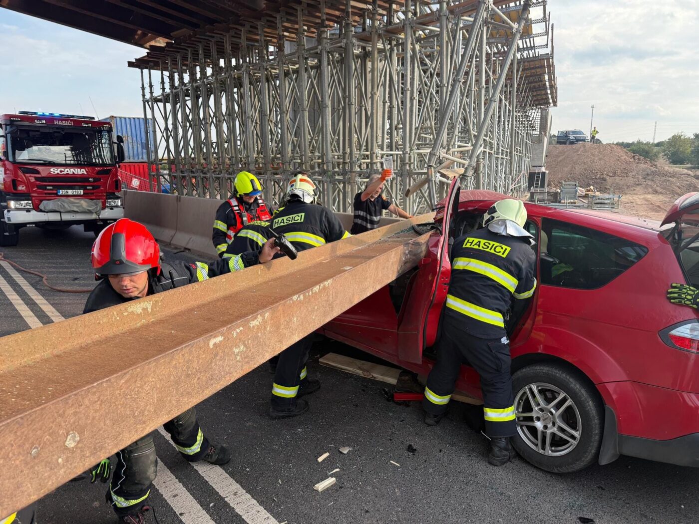 V Třebízi se na auto zřítila traverza z mostu. Foto: HZS