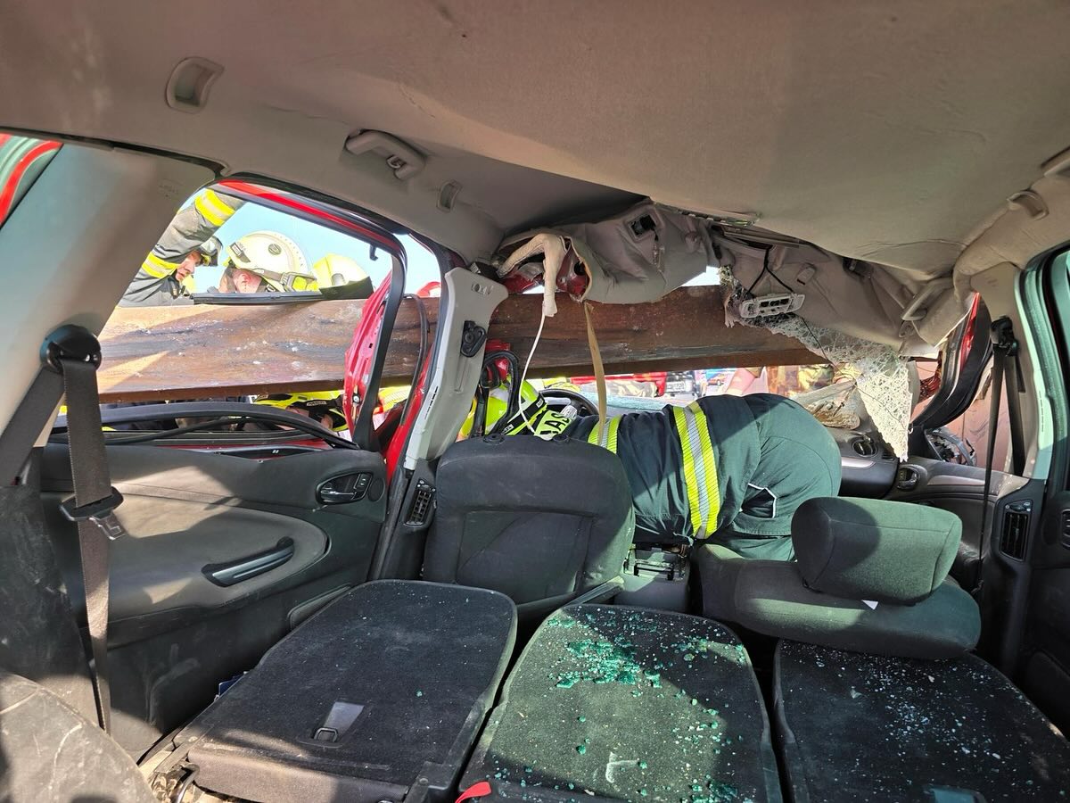 V Třebízi se na auto zřítila traverza z mostu. Foto: HZS